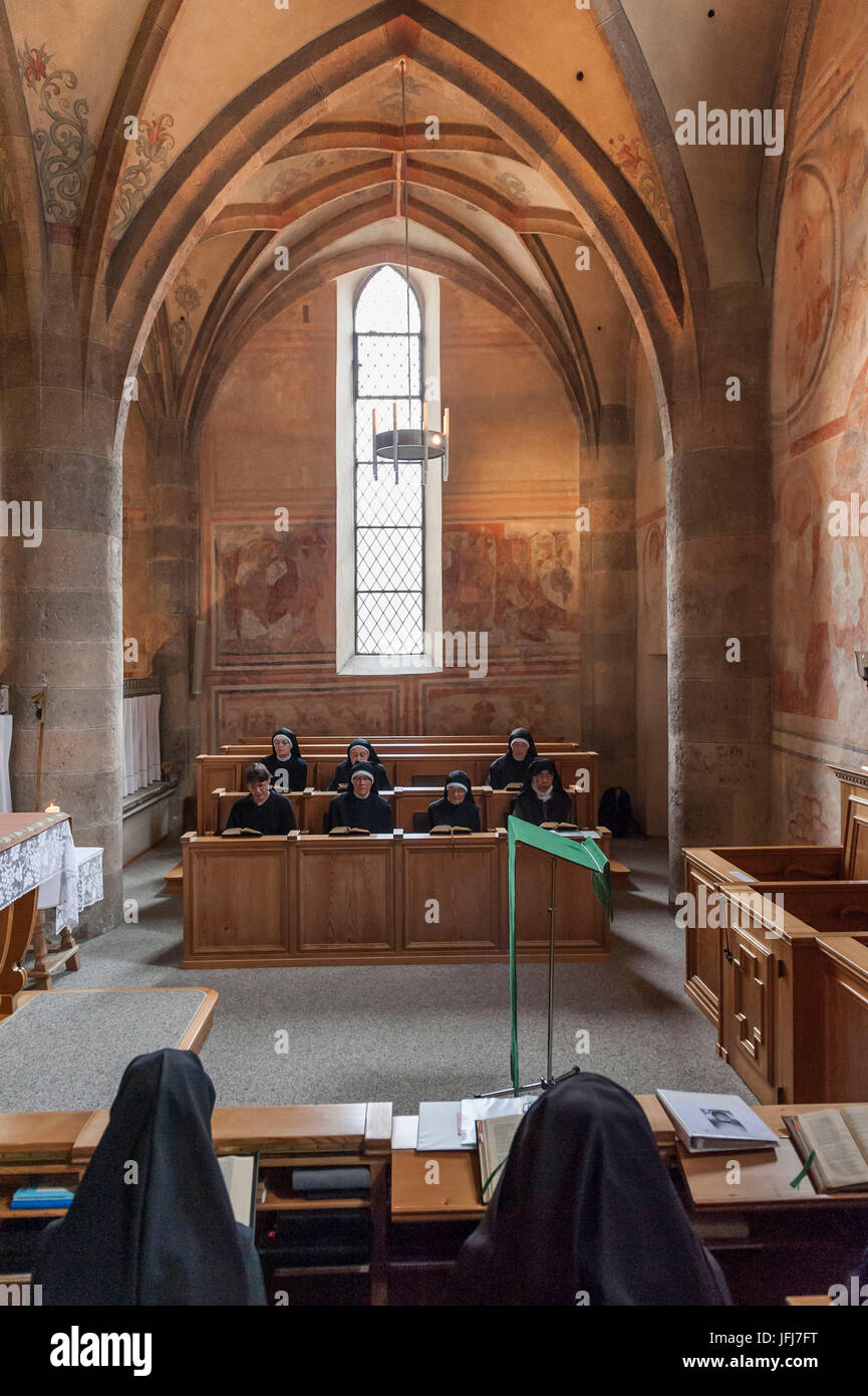 La Svizzera del Cantone dei Grigioni, Müstair, abbazia benedettina St. Johann in Münstertal, sorelle, coro, compieta Foto Stock