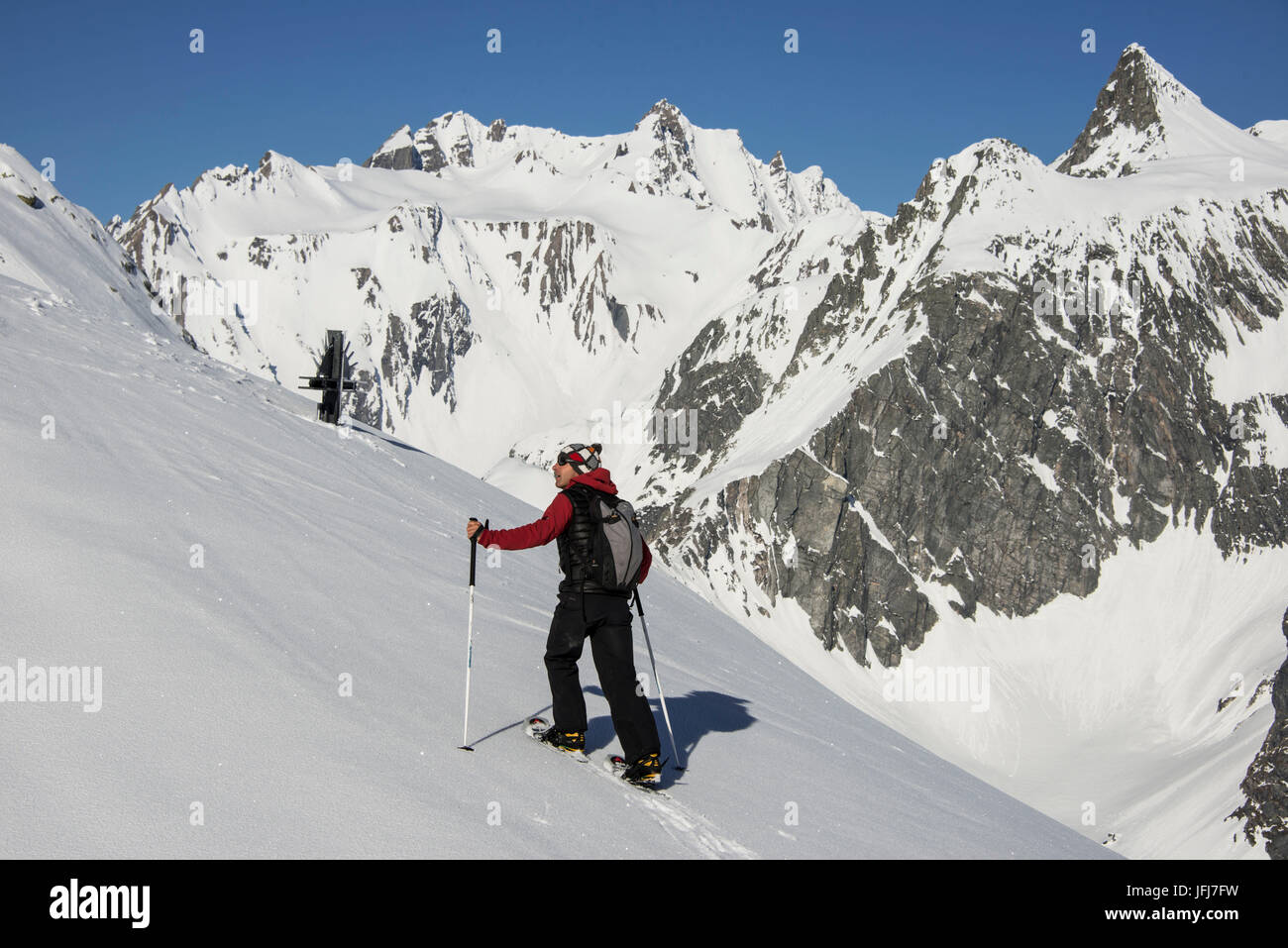 La Svizzera, Vallese, Orsières, Großer Sankt Bernhard/ Colle del Gran San Bernardo / Col du Grand San Bernardo, Alpi Vallesi, altezza 2.469 m, ospizio del Gran San Bernardo, ospizio dei canonici di Austin, Canonici Regulares Congregationis Sancti Bernardi, l'inverno in ospizio sul valico, Petit Mont Mort Foto Stock