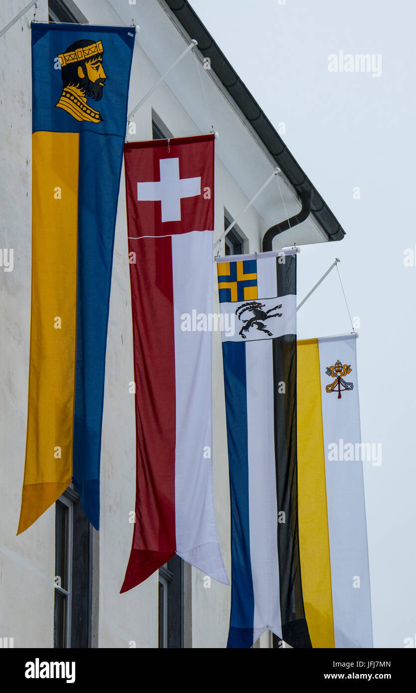 La Svizzera del Cantone dei Grigioni, Müstair, abbazia benedettina St. Johann in Münstertal, bandiere, esterno Foto Stock