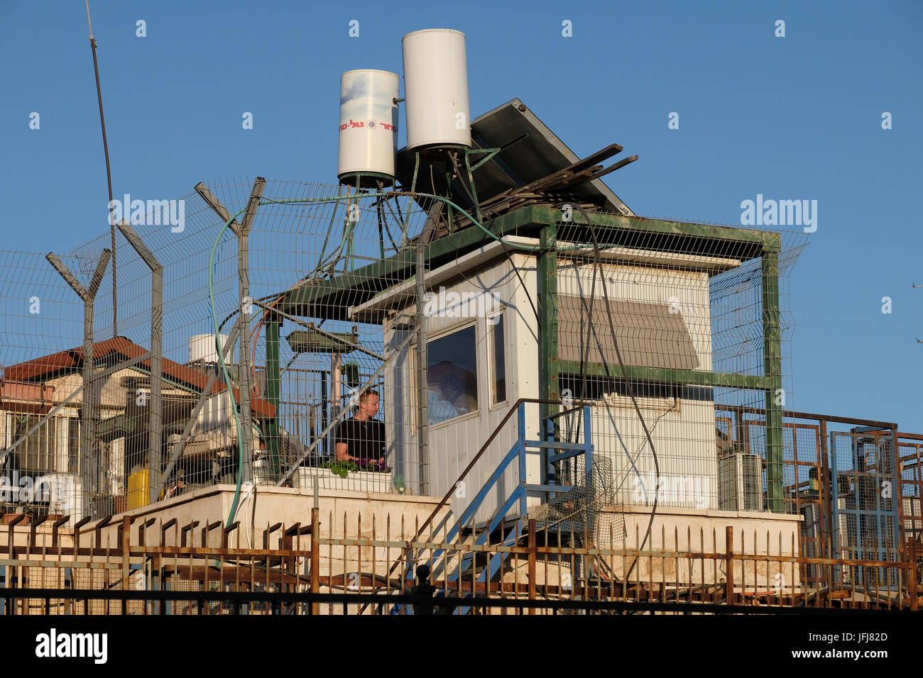 Una cabina di sicurezza sopra l'insediamento ebraico nel quartiere musulmano nella città vecchia Gerusalemme est. Israele. Il ministero degli alloggi finanzia la sicurezza dei coloni a Gerusalemme est sin dagli anni '1990s, attraverso imprese di sicurezza private, che vigilano sui coloni ideologici che si sono impiantati nel cuore dei quartieri palestinesi di Gerusalemme est. Il numero di ebrei che vivono in queste aree è stimato a meno di 3.000. Foto Stock