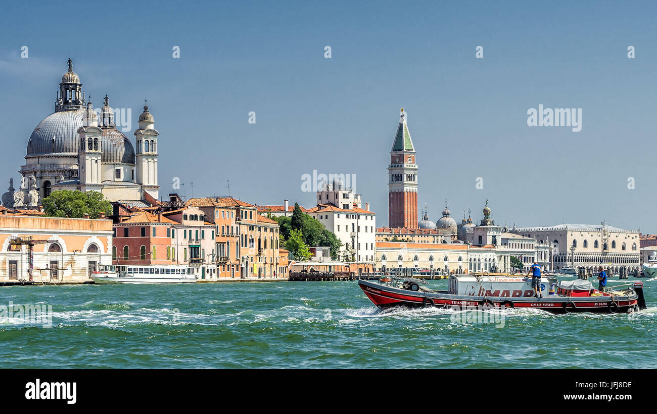 Townscape con il campanile e la Basilica di San Marco, Venezia, Veneto, Italia Foto Stock