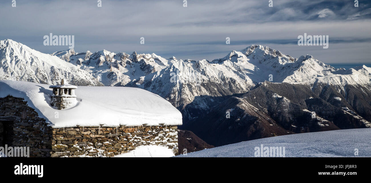 Coperta di neve di capanne e il Monte Disgrazia in background Olano Gerola Alta Valtellina Alpi Retiche Lombardia Italia Europa Foto Stock