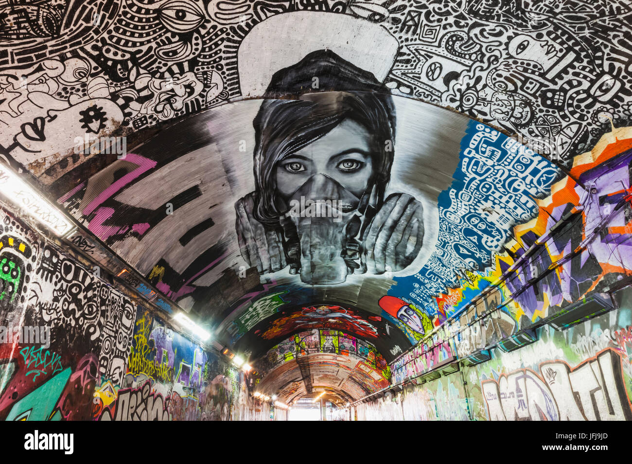 Inghilterra, Londra, Lambeth, Waterloo, Leake Street, Graffiti e parete galleria d'arte Foto Stock