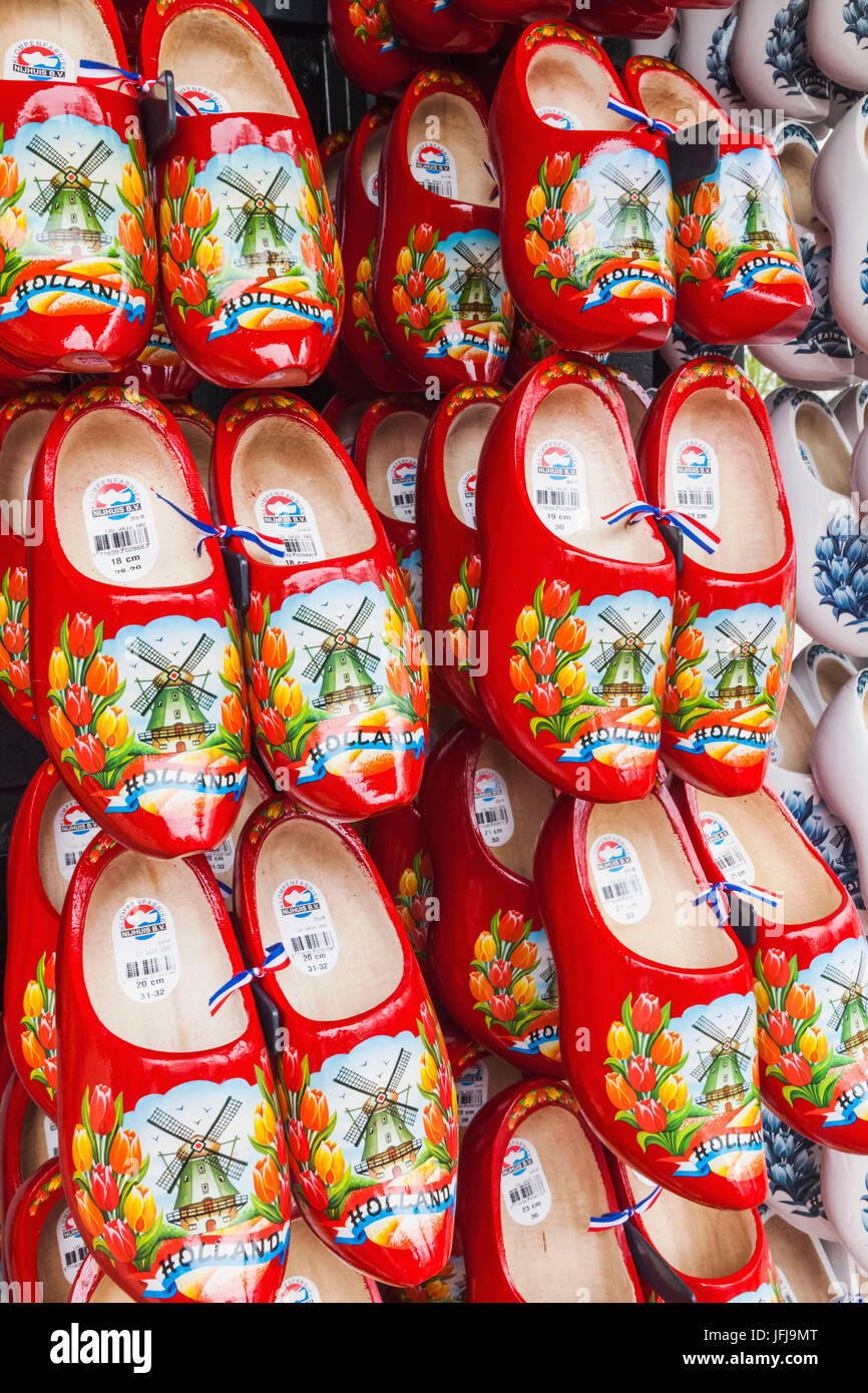 Europa, Paesi Bassi, Amsterdam, Souvenir Shop Display colorato di zoccoli di legno Foto Stock