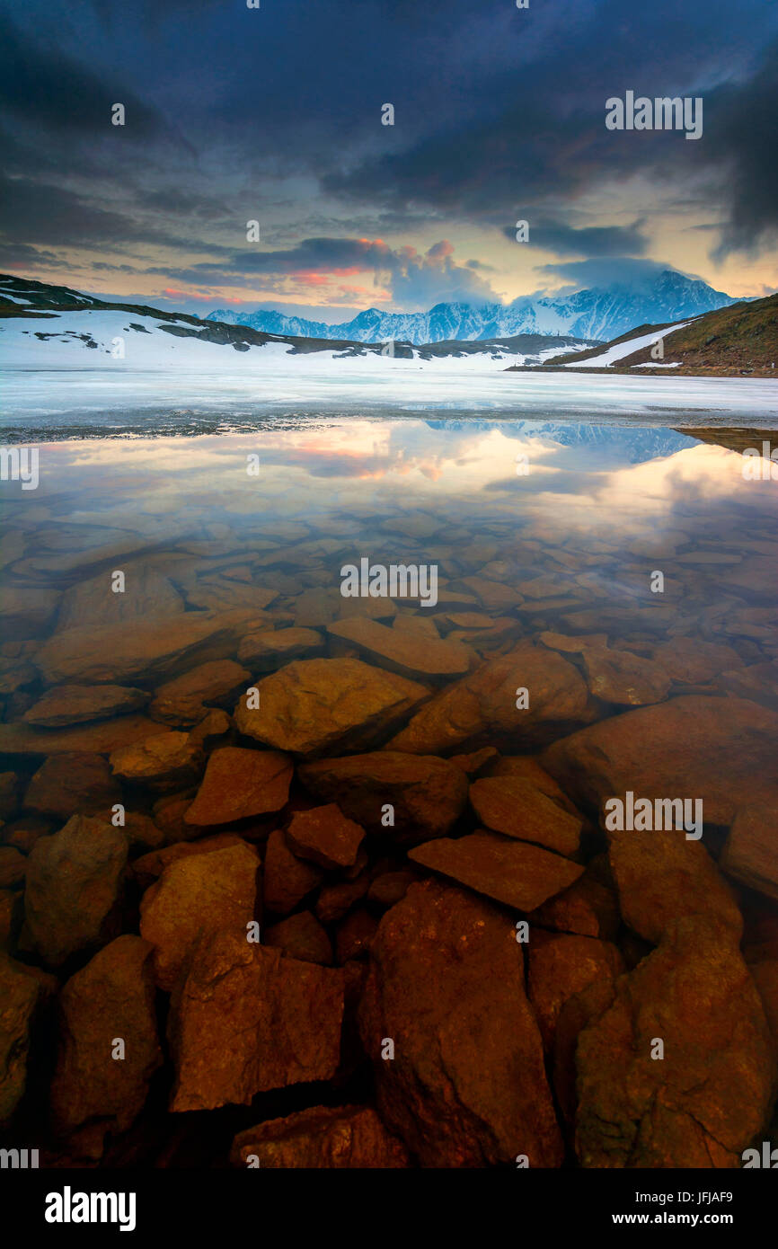 Lucidi al tramonto, lago bianco, Passo Gavia, Italia Foto Stock