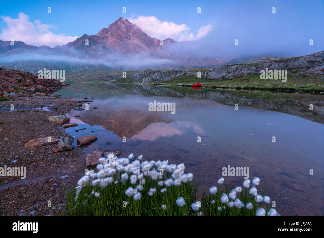 Il blu ora a White Lake, il Parco Nazionale dello Stelvio, Italia Foto Stock