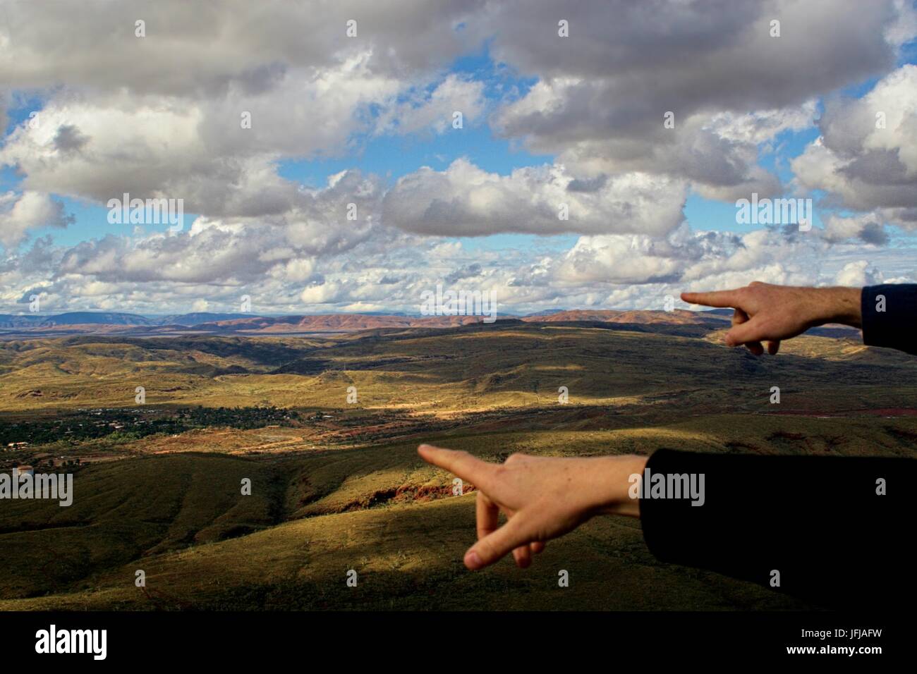 Guardando al di sopra della regione di Pilbara vicino a Tom Prezzo in Western Australia, mani puntando. Foto Stock