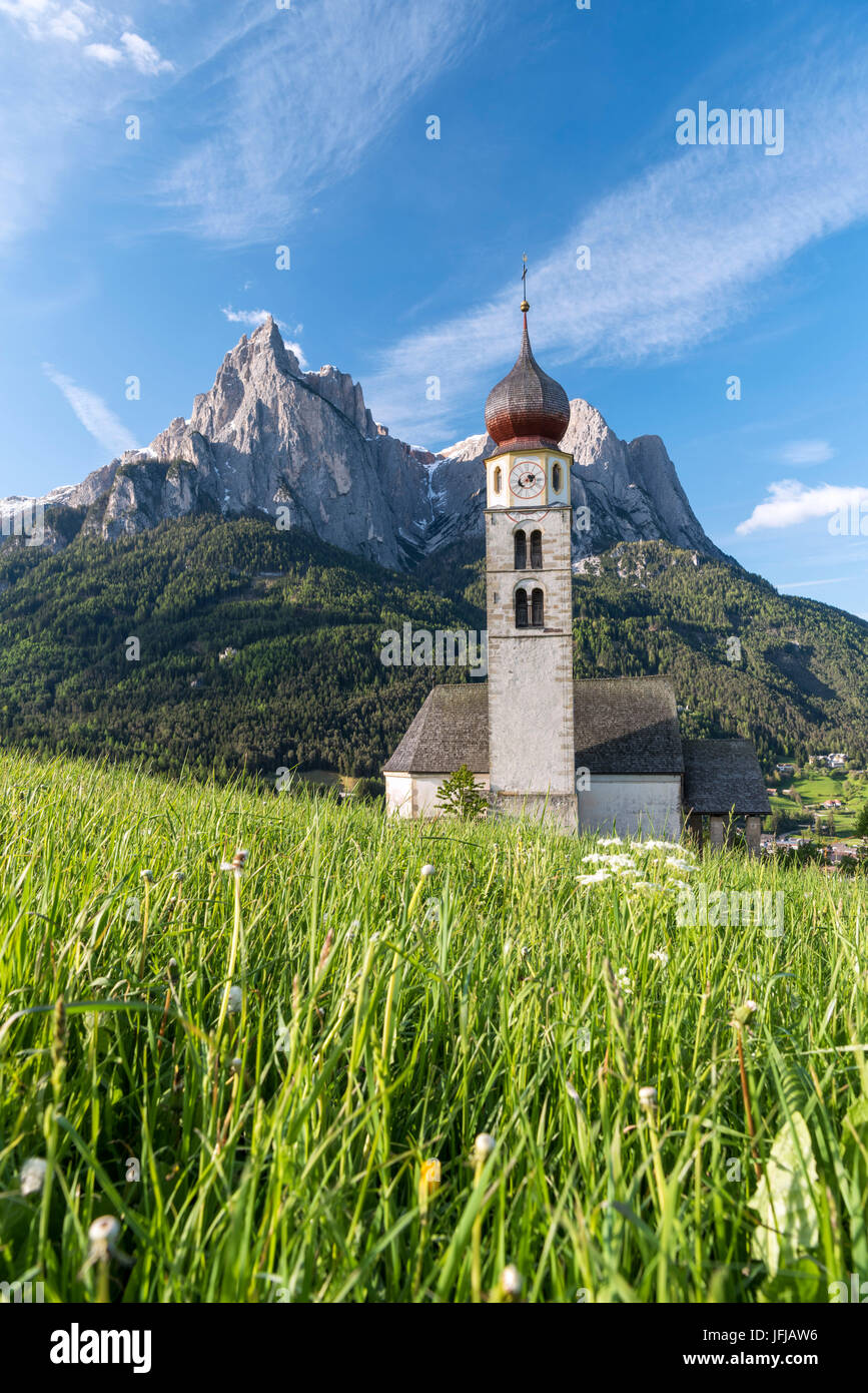 Castelrotto, Dolomiti, Alto Adige, Italia, la chiesa di San Valentino in Castelrotto, sullo sfondo le rocce frastagliate dello Sciliar Foto Stock