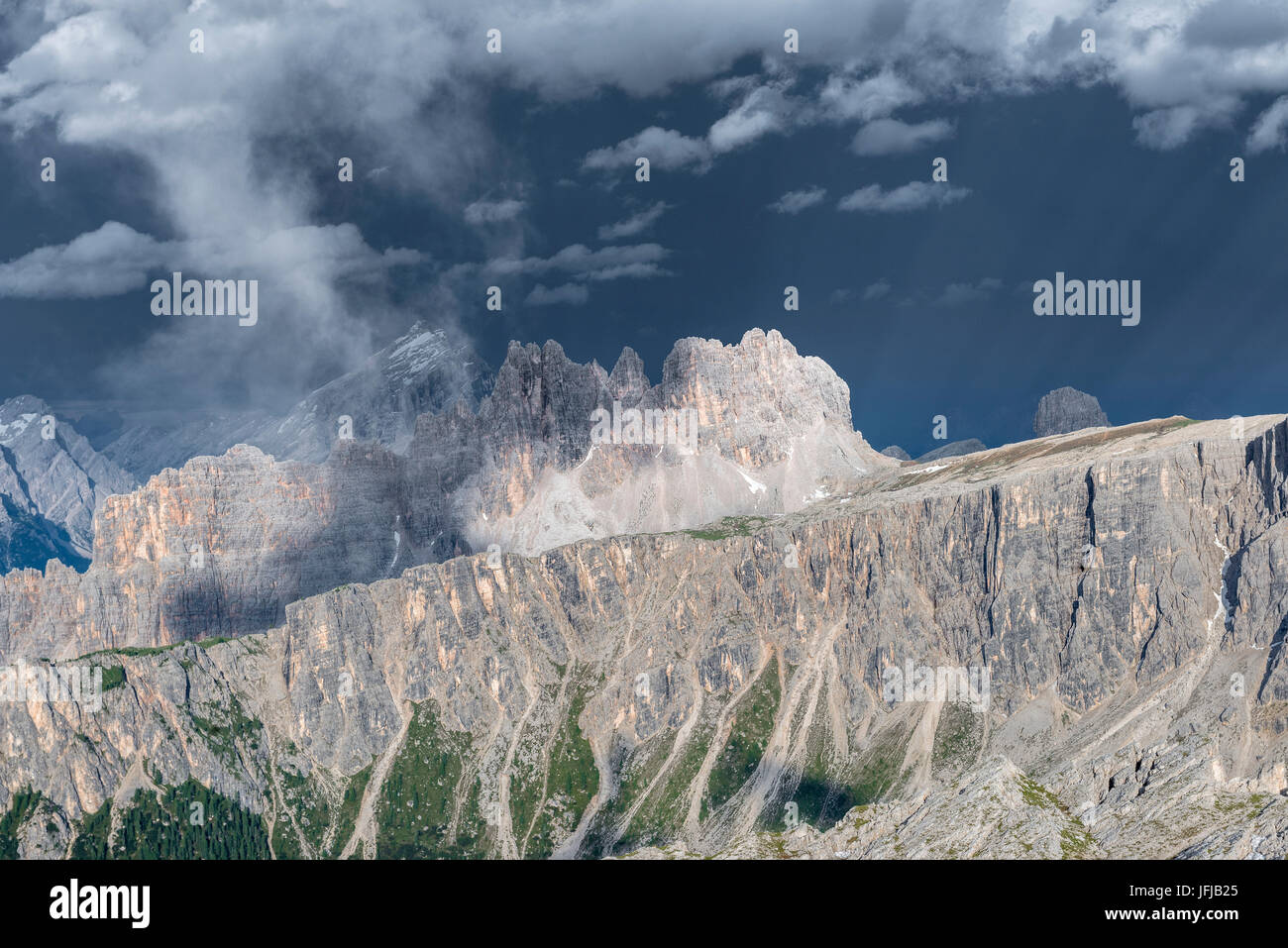 Nuvolau, Dolomiti, Veneto, Italia le Dolomiti dopo la tempesta, da sinistra Antelao, Croda da Lago e Lastoi de Formin Foto Stock