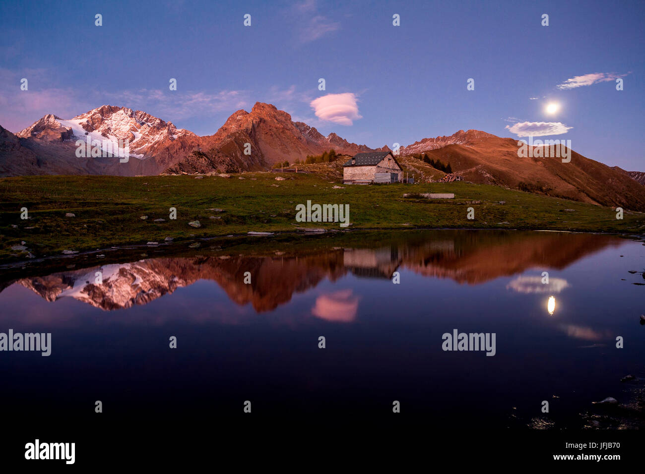 La Valtellina, Disgrazia riflettono la montagna al lago Scermendone, Lombardia, Italia Foto Stock