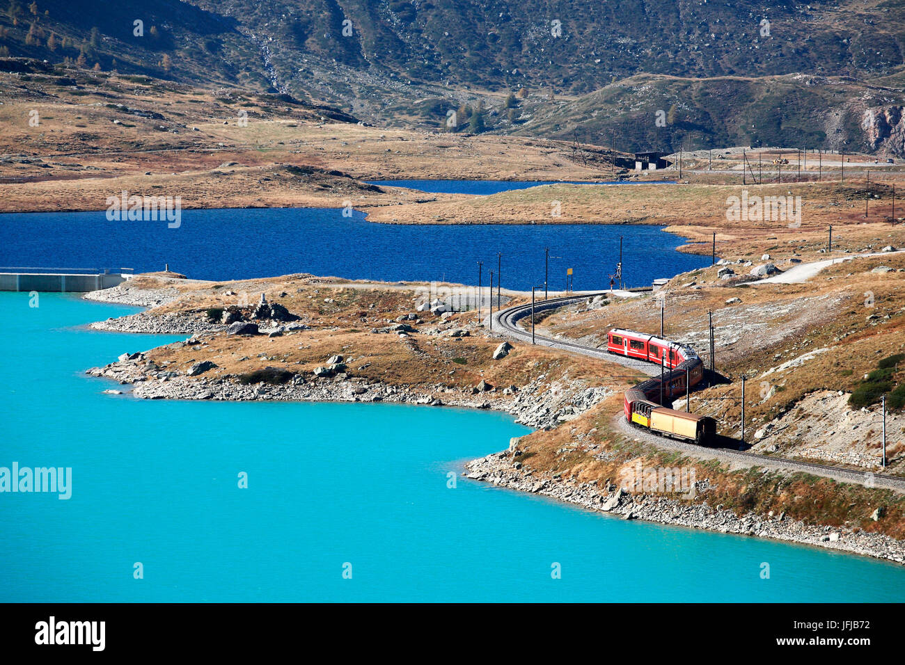 La Svizzera, il Bernina Express dal lago bianco al Passo Bernina Foto Stock