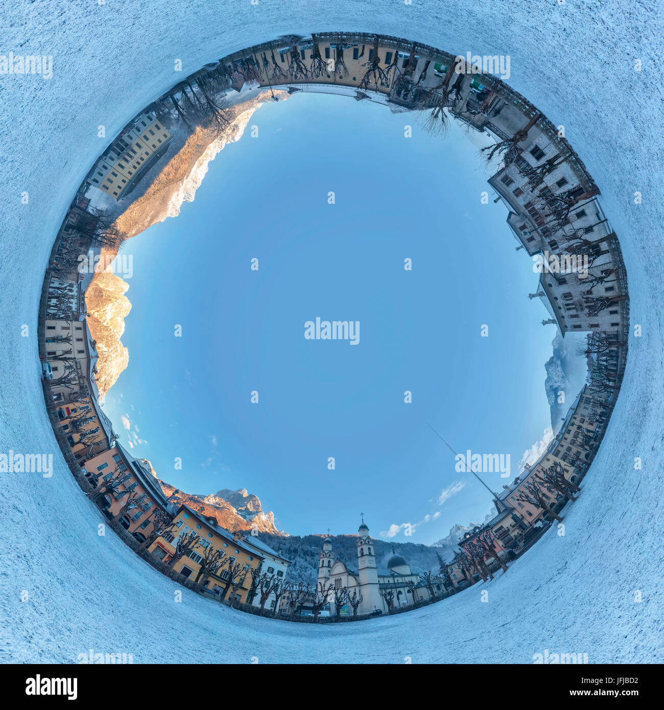 L'Europa, Italia, Veneto, Belluno, Agordo, 360 panorama gradi su edifici che si affaccia sul Broi, il parco principale della città, Foto Stock