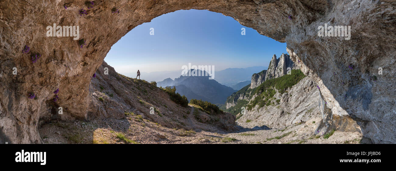 L'Europa, Italia, Veneto, Belluno, grotta naturale sul Sasso di Scarnia, Dolomiti, Belluno Dolomiti National Park, Vette Feltrine Foto Stock