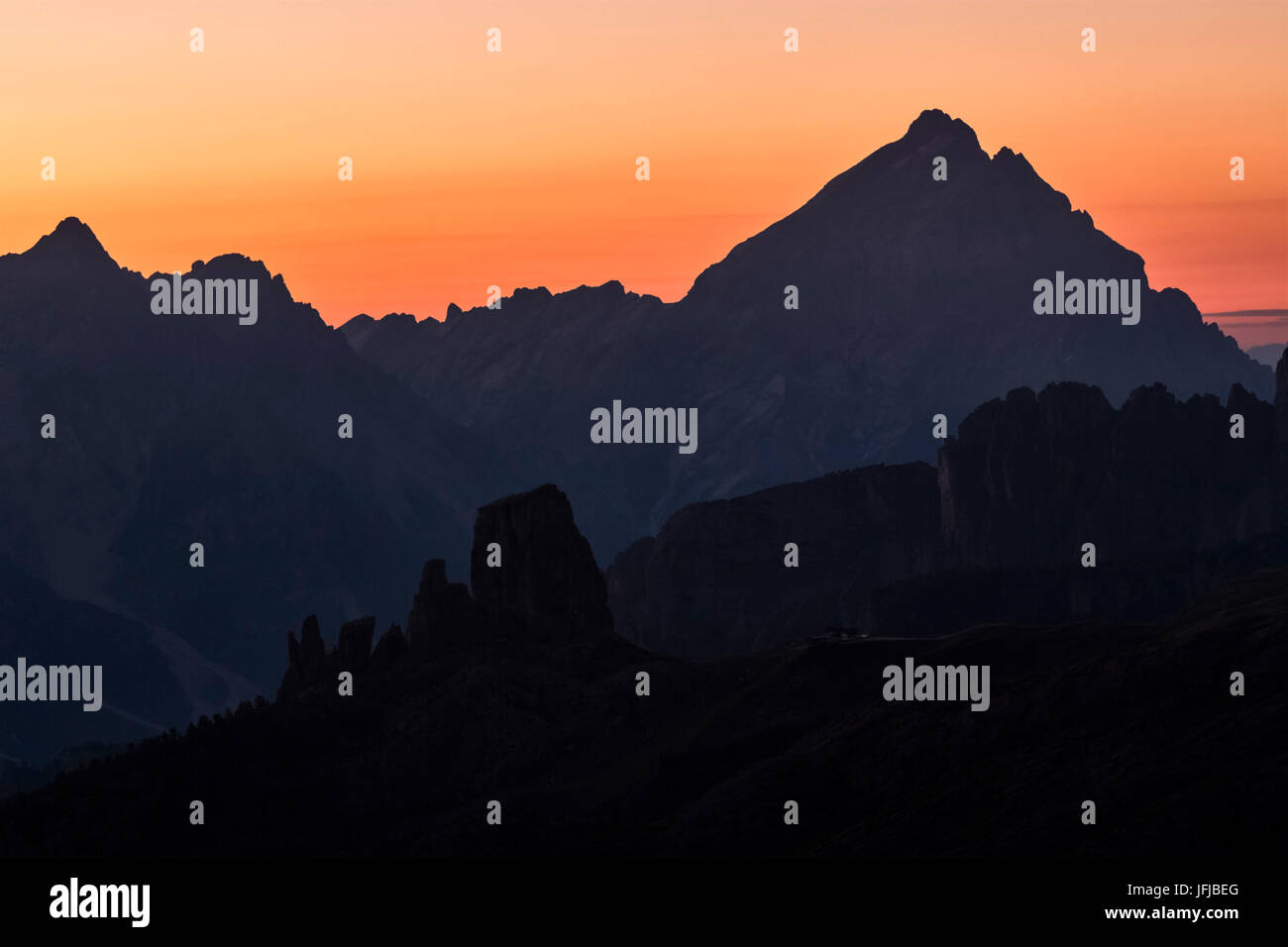 L'Europa, Italia, Veneto, Belluno, Cortina d Ampezzo, Silhouette di Cinque Torri, Croda da Lago e Antelao all'alba, Dolomiti Foto Stock