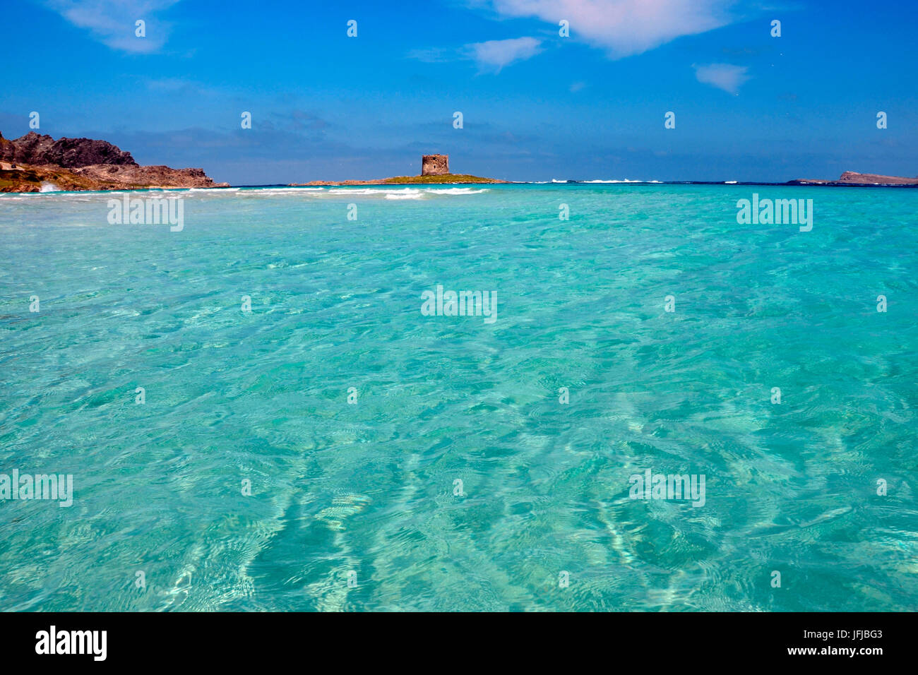 Acqua cristallina su Stintino La Pelosa, provincia di Sassari, Sardegna, Italia, Europa Foto Stock