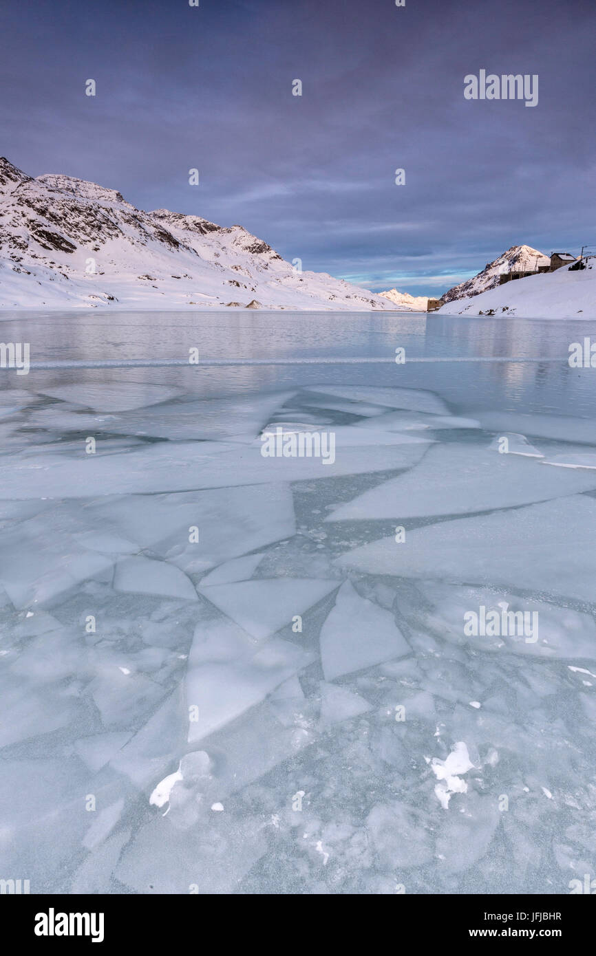 Geometriche forme di ghiaccio sotto la superficie di vetro formata dopo un parziale disgelo nelle limpide acque del Lago Bianco, del Bernina, Cantone dei Grigioni, Engadina, Svizzera, Europa Foto Stock