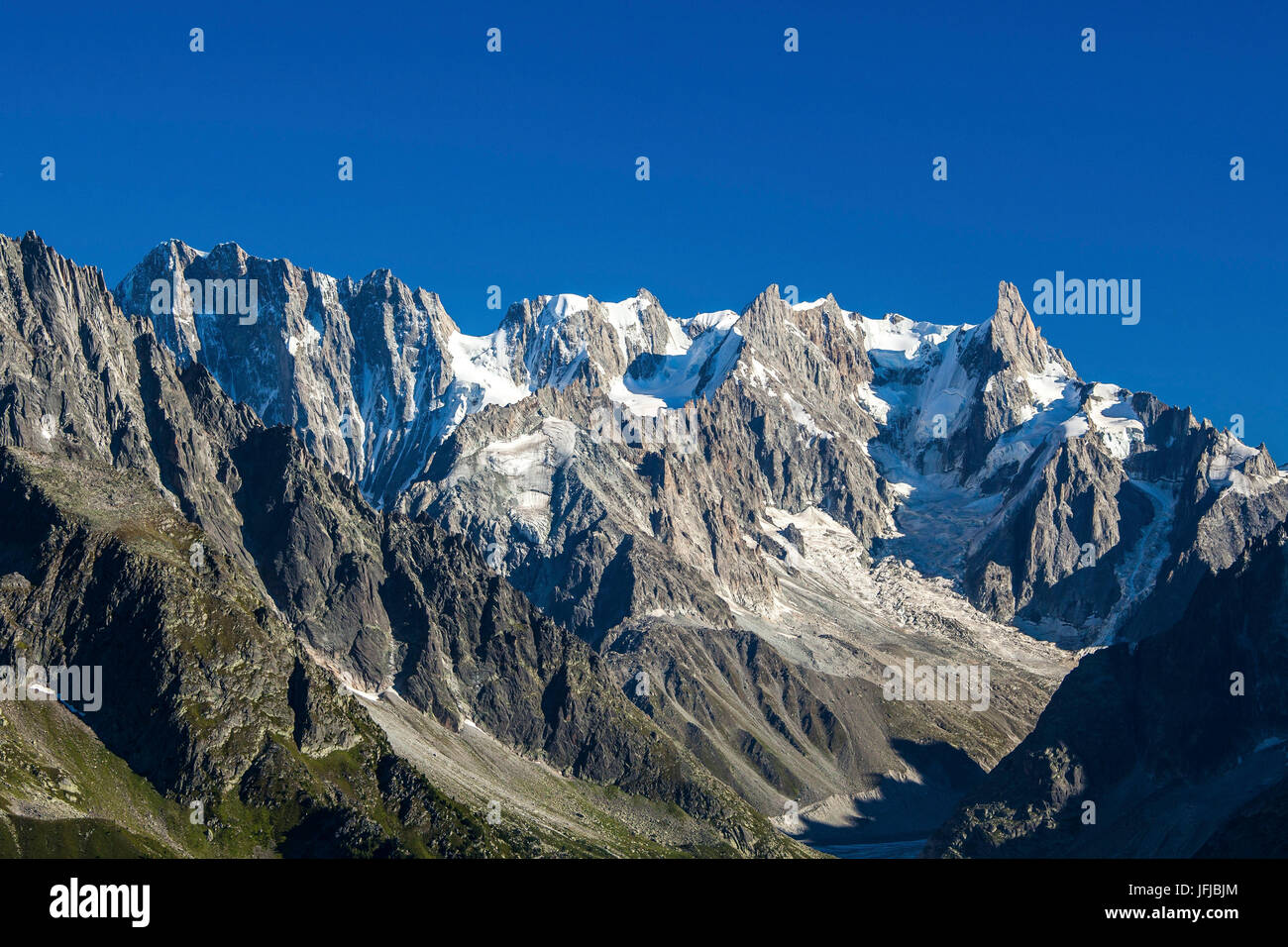 Les Grandes Jorasses sono i più straordinariamente complesso e potente struttura del massiccio del Monte Bianco, Francia Foto Stock