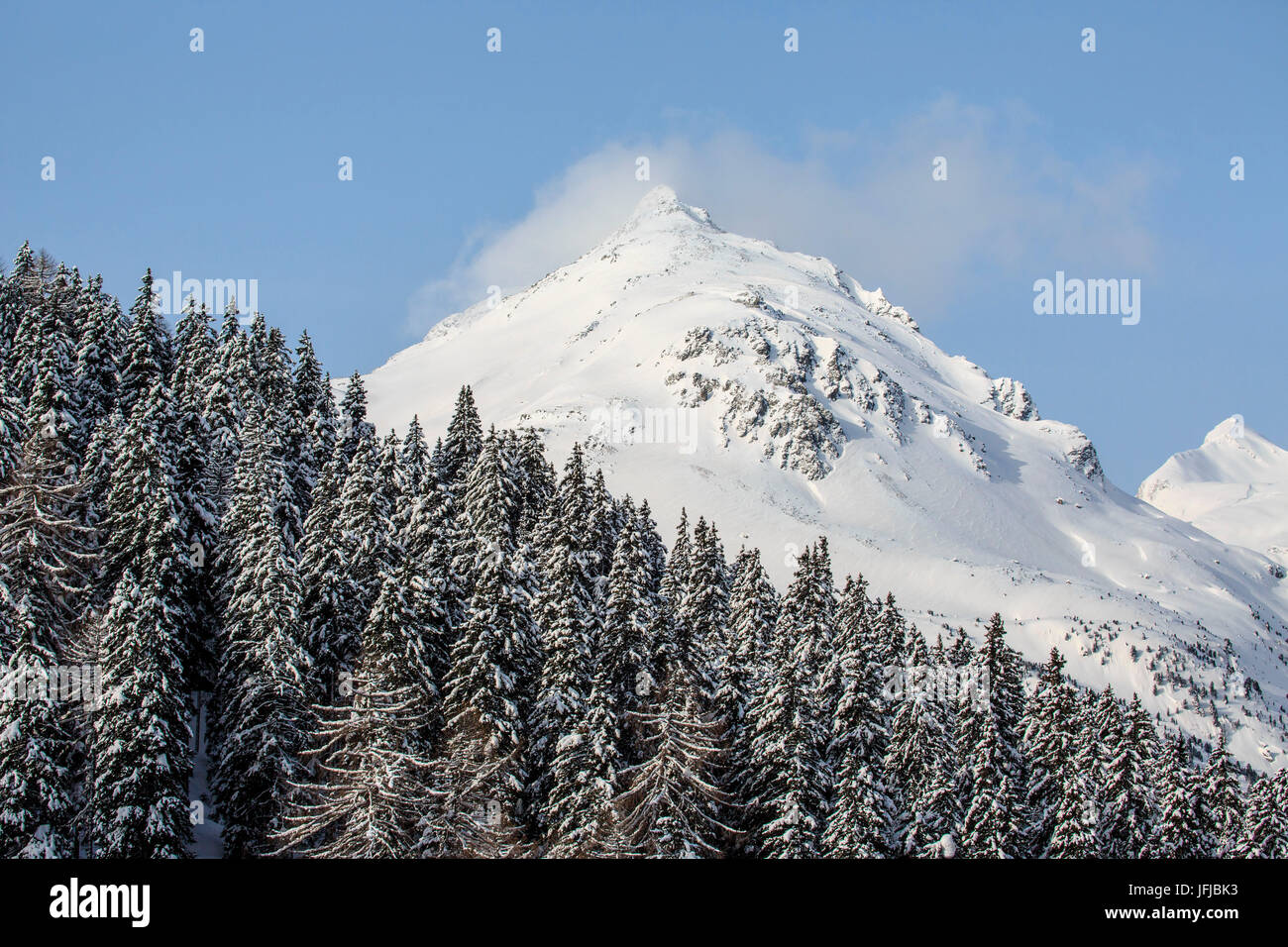 Vista del picco Lunghin dal Maloja Pass dopo un abbondante nevicata del Cantone dei Grigioni, Maloja Pass, Engadina, Svizzera, Europa Foto Stock