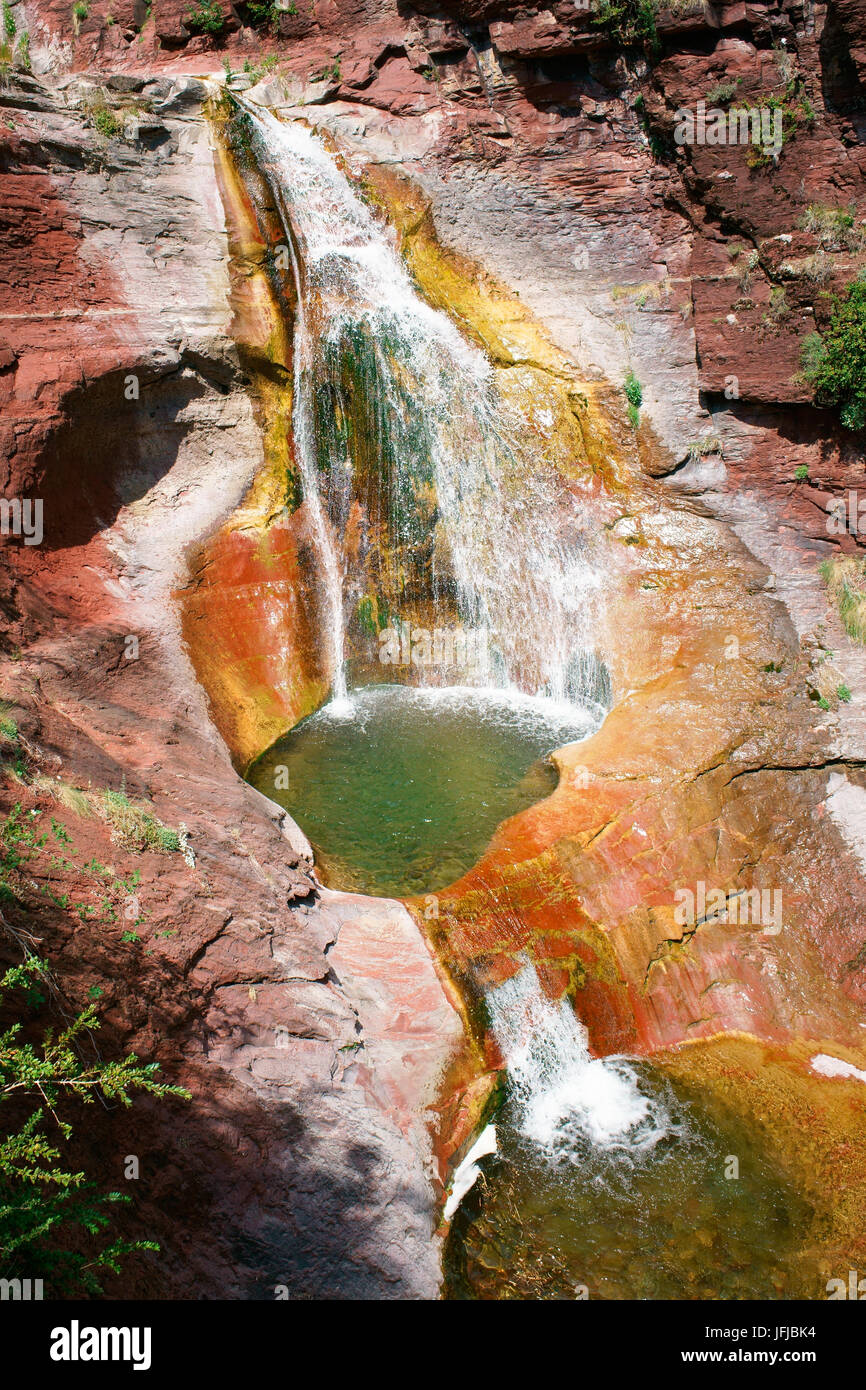 Cascata multi-step con piscine a tuffo. Vallon de Challandre, Beuil, backcountry della Costa Azzurra, Alpes-Maritimes, Francia. Foto Stock