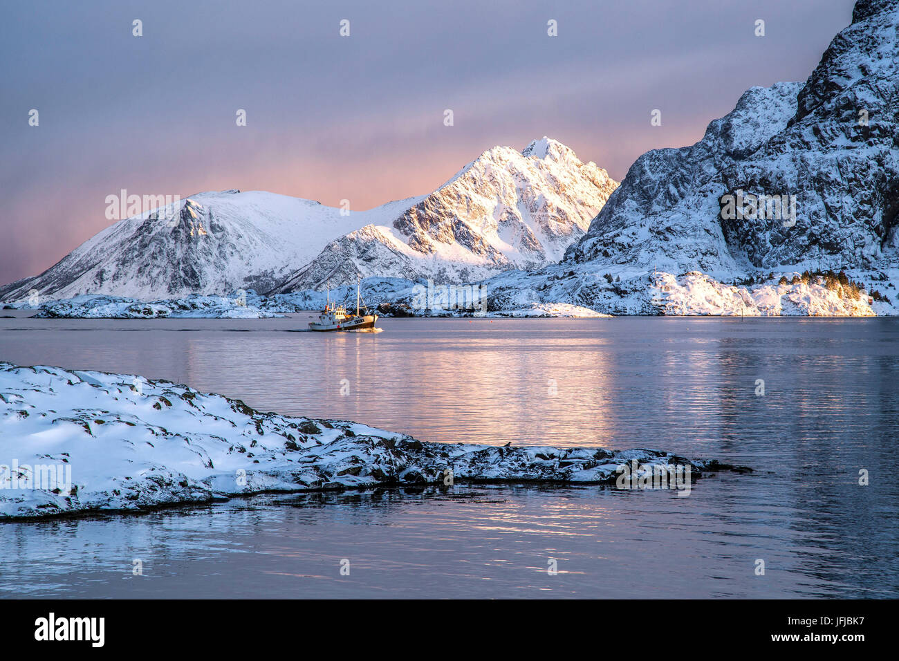 Barca da pesca di rientro al porto da un viaggio di pesca al largo della costa di Henningsvaer, Isole Lofoten in Norvegia, Europa Foto Stock