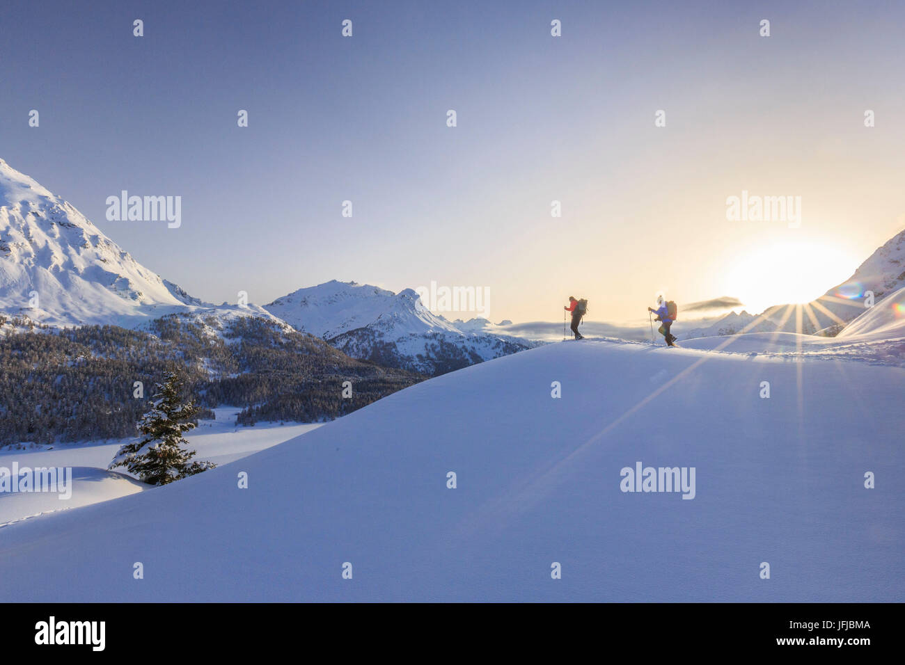 Escursioni con le racchette da neve avventura nella neve profonda dopo una nevicata oltre i laghi ghiacciati di Engadina, nel Canton Grigioni, Maloja Pass, Engadina, Svizzera, Europa Foto Stock