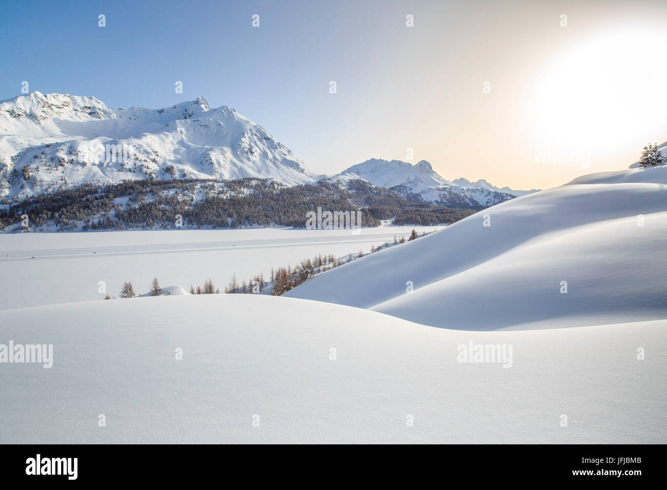 Paesaggio arrotondato dalla forte nevicata che si affaccia al Piz de la Margna, Canton Grigioni, Engadina, Svizzera, Europa Foto Stock