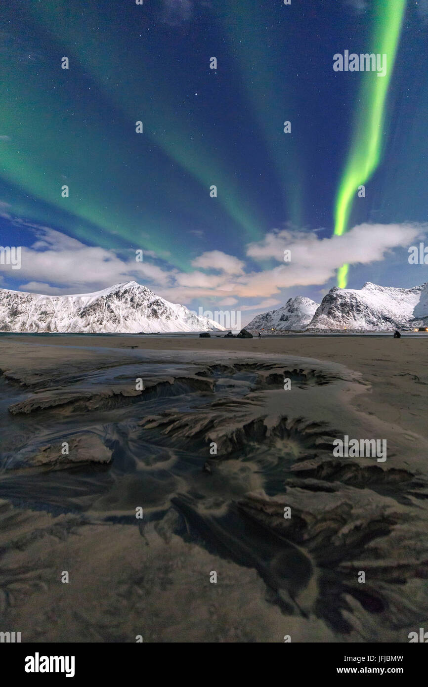 Northern Lights illuminare Skagsanden beach e le cime innevate, Isole Lofoten Norvegia del Nord Europa Foto Stock