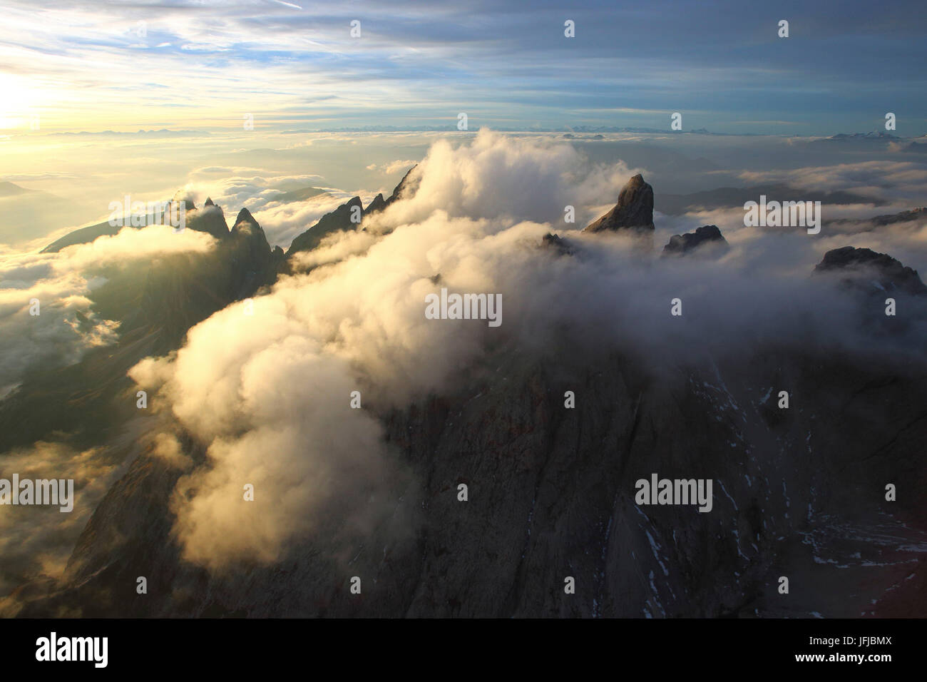 Vista aerea della gamma della montagna di Odle circondato dalle nuvole, Dolomiti Val di Funes Trentino Alto Adige South Tyrol Italia Europa Foto Stock