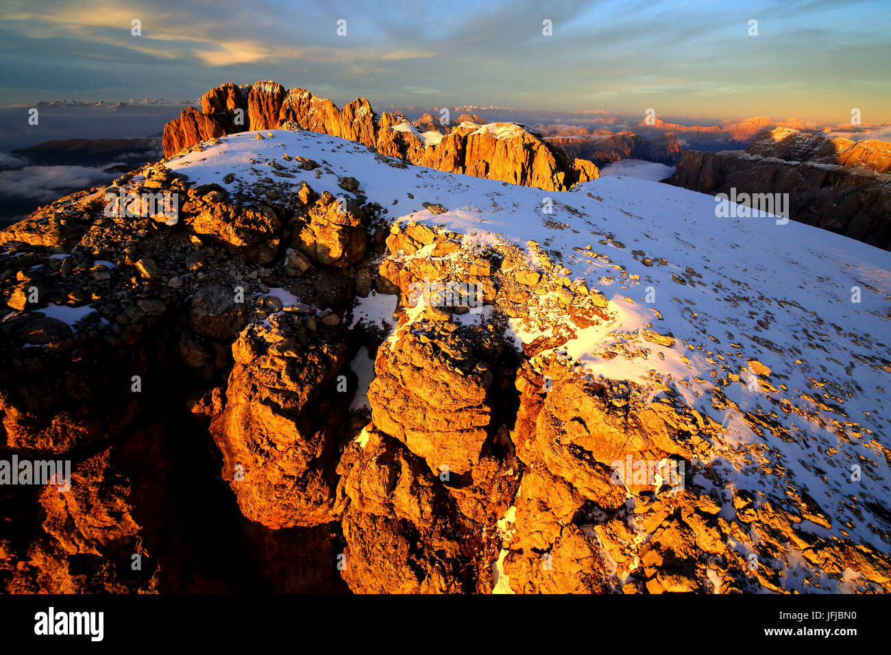 Riprese aeree del Sassolungo e Sassopiatto al tramonto, Gruppo Sella Val Gardena, Dolomiti Trentino Alto Adige Italia Europa Foto Stock