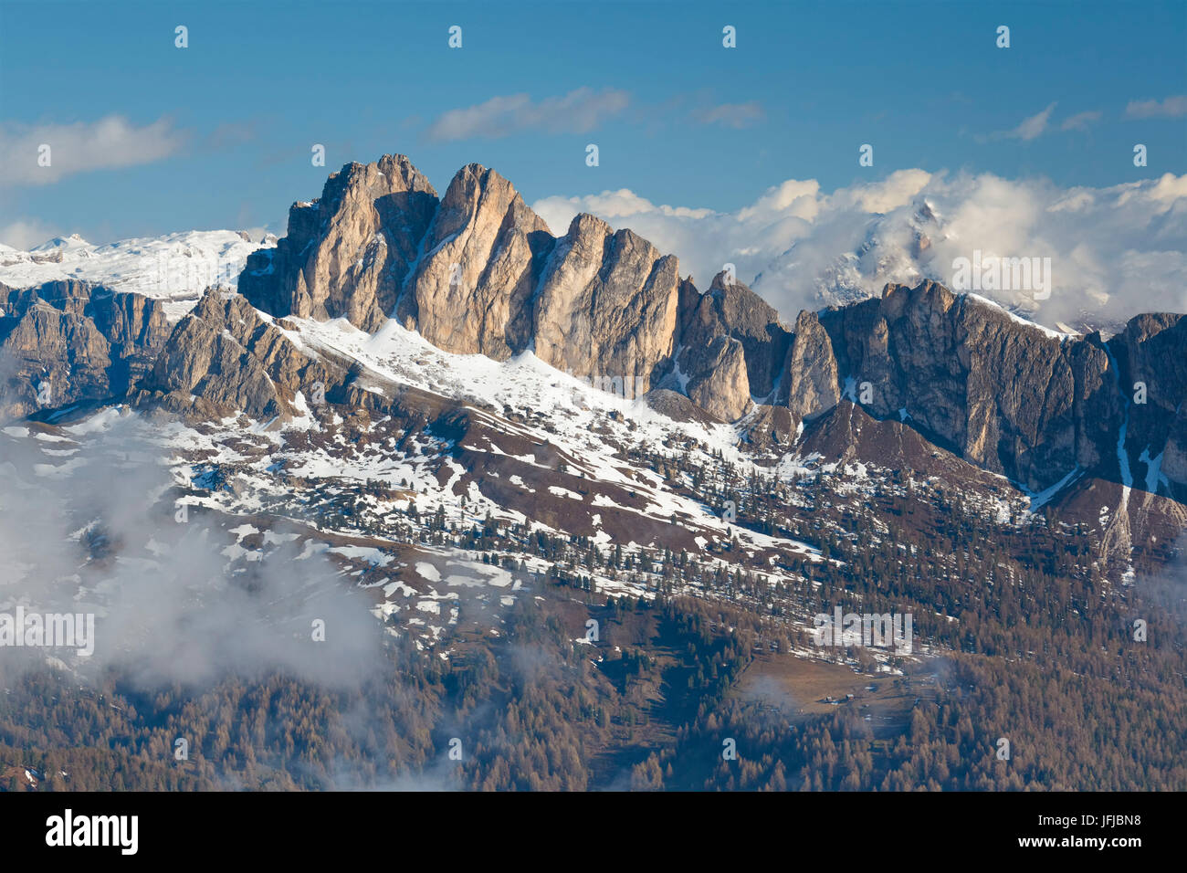 L'Europa, Italia, Veneto, Belluno, Settsass come visto dal monte Poro, Dolomiti Foto Stock