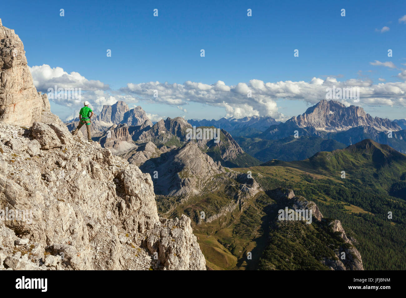L'Europa, Italia, Veneto, Belluno, escursionista lungo il sentiero Kaiserjaeger, Piccolo Lagazuoi, Dolomiti Foto Stock