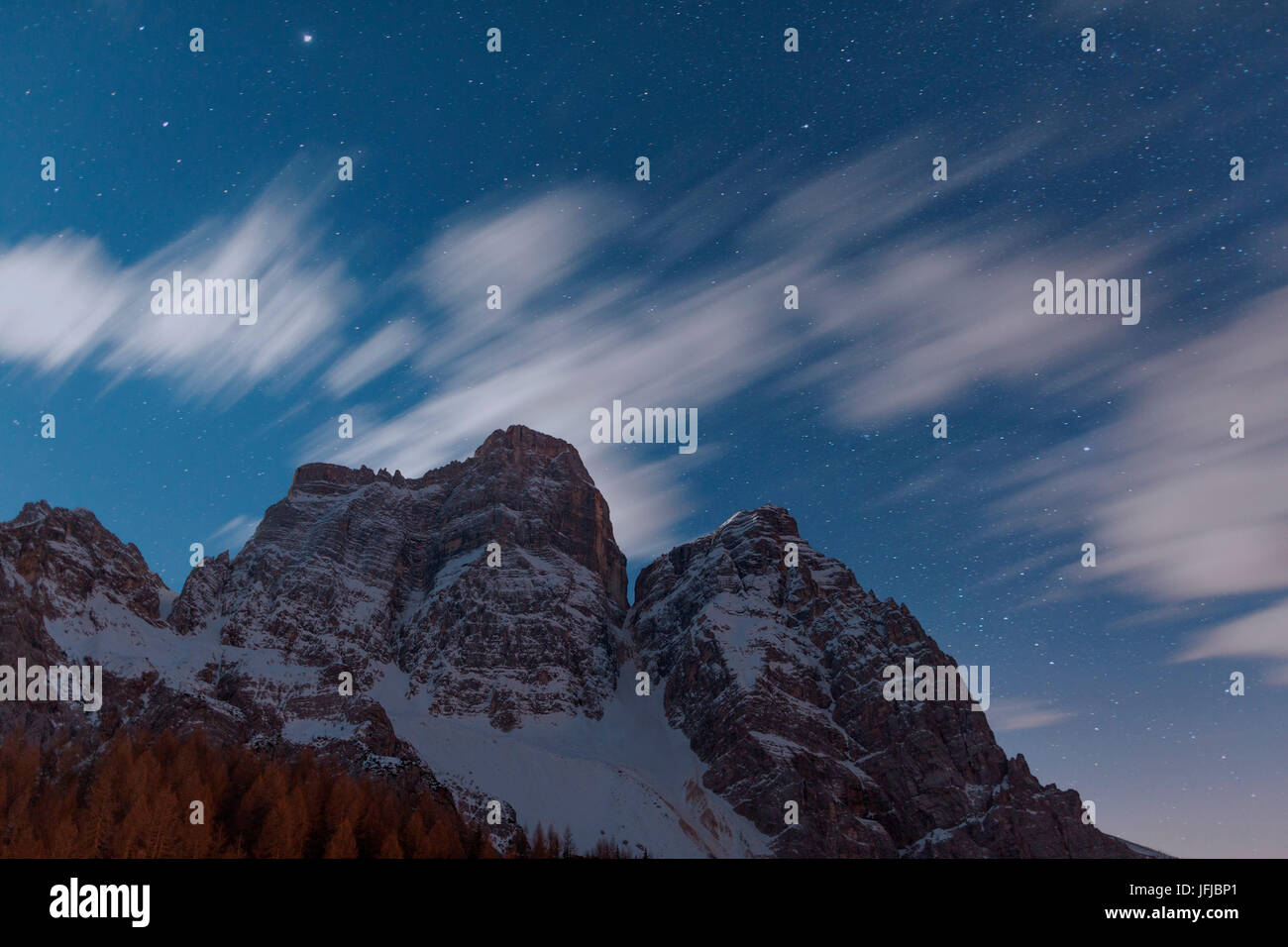 Vista notturna verso il Monte Pelmo dal Rifugio "Città di Fiume' nel periodo invernale, Dolomiti, Veneto, Italia Foto Stock