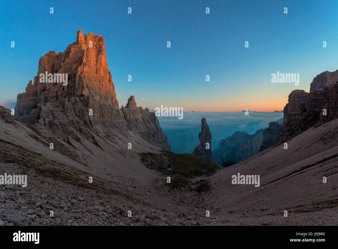 L'Europa, Italia, Friuli, Pordenone, crepuscolo presso la forcella del Campanile verso la Val Montanaia, Parco Regionale delle Dolomiti Friulane Foto Stock