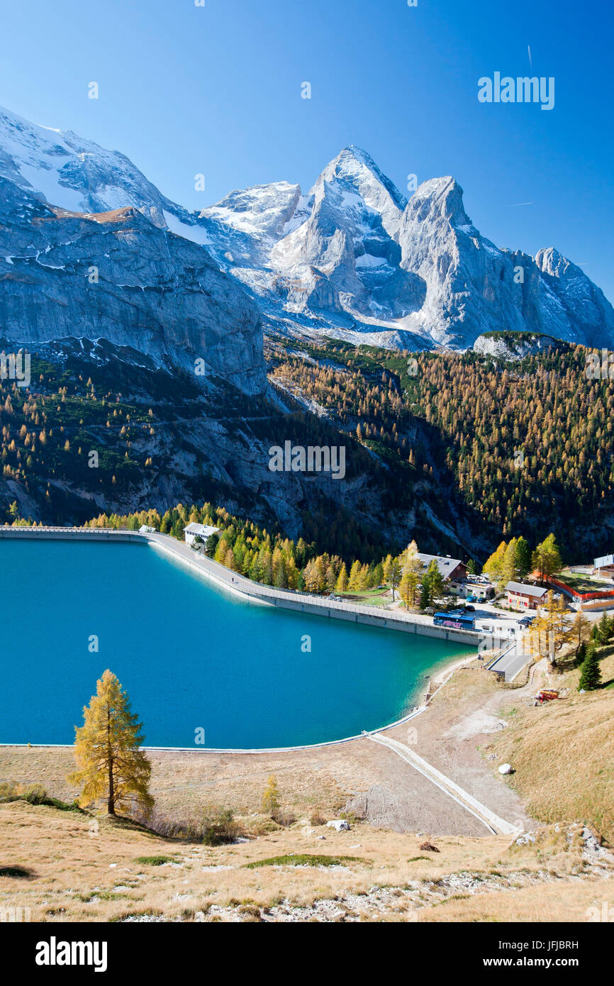 Il Rifugio Castiglioni dalla diga di Passo Fedaia in autunno, Dolomiti, Italia Foto Stock