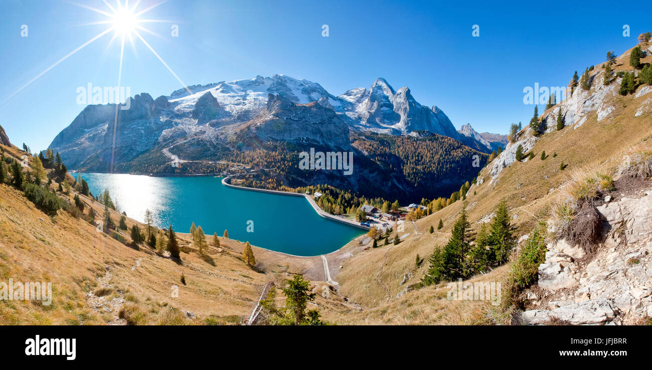 Il maestoso Gruppo della Marmolada e del Lago Fedaia con le sue acque turchesi, Dolomiti, Veneto Italia Europa Foto Stock