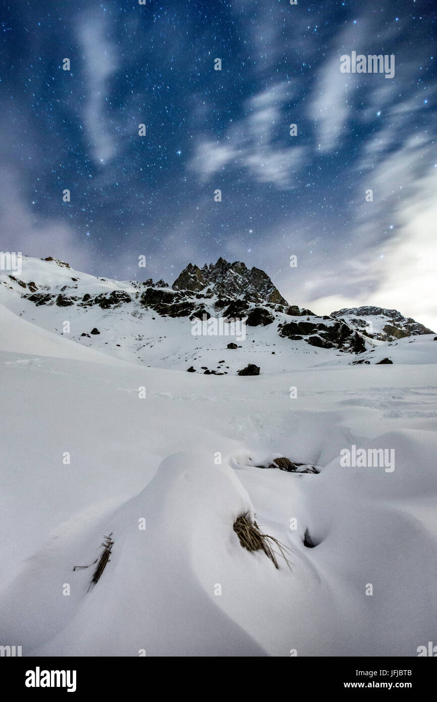 Un inverno di notte stellata sul Piz Lagrev in Engadina, Svizzera Foto Stock