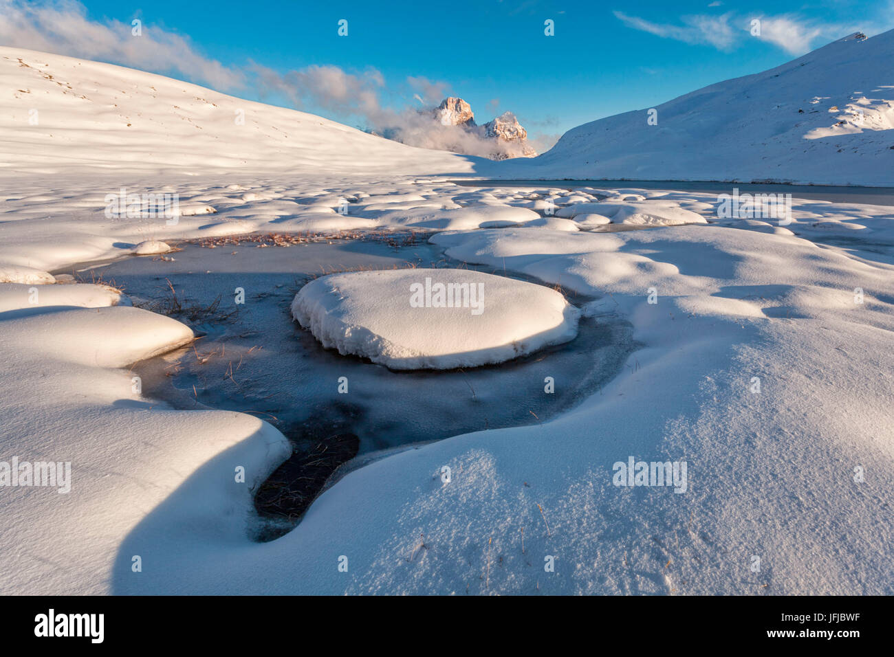 L'Europa, Italia, Veneto, Belluno, Mondeval snowy con il lago ghiacciato di imbastire, Dolomiti Foto Stock