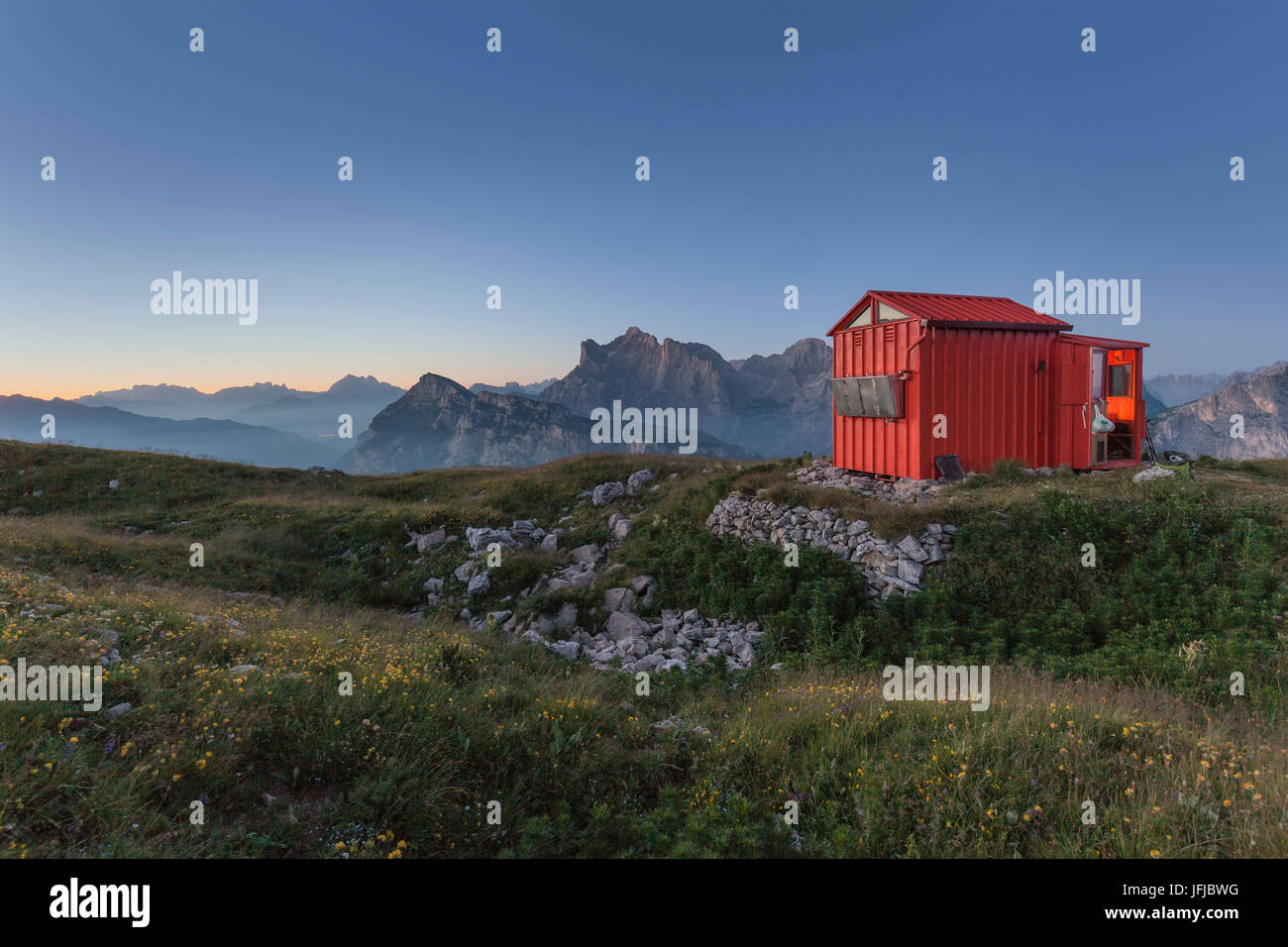 Bivacco Margherita Bedin alla prima pala di San Lucano al crepuscolo, Dolomiti Agordino, Belluno, Italia, Europa Foto Stock