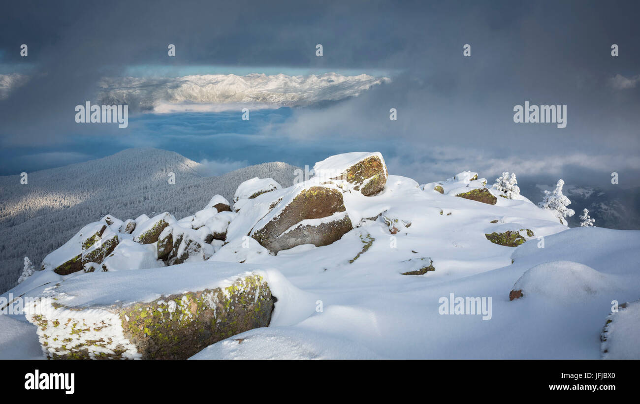 Un suggestivo panorama dalla vetta del Monte Rasciesa (Rasciesa) in un inizio di mattina dopo una nevicata, Val Gardena, Provincia Autonoma di Bolzano Alto Adige, Trentino Alto Adige, Italia, Europa Foto Stock