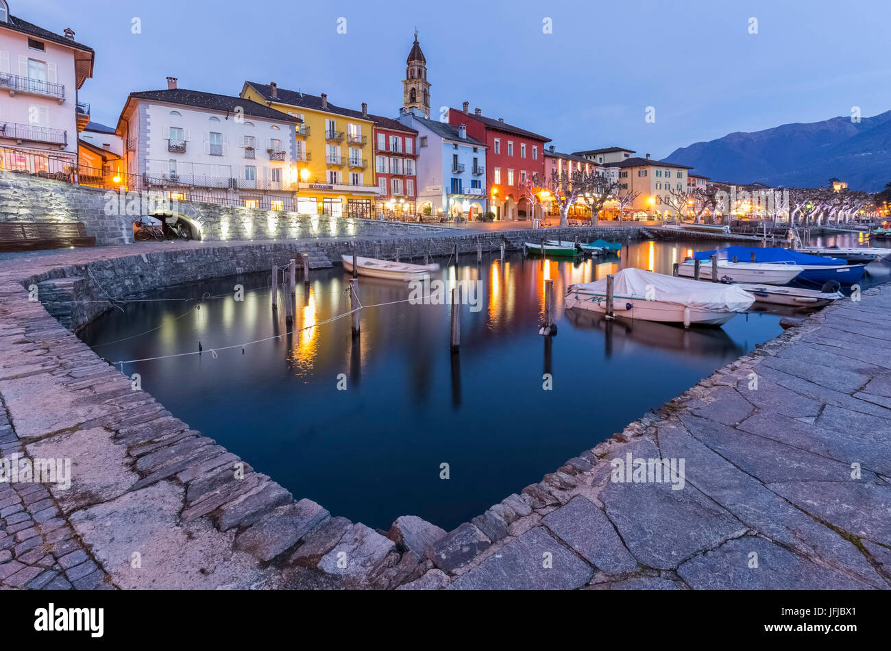 Il piccolo porto di Ascona nella parte anteriore del Lago Maggiore, Canton Ticino, Svizzera Foto Stock