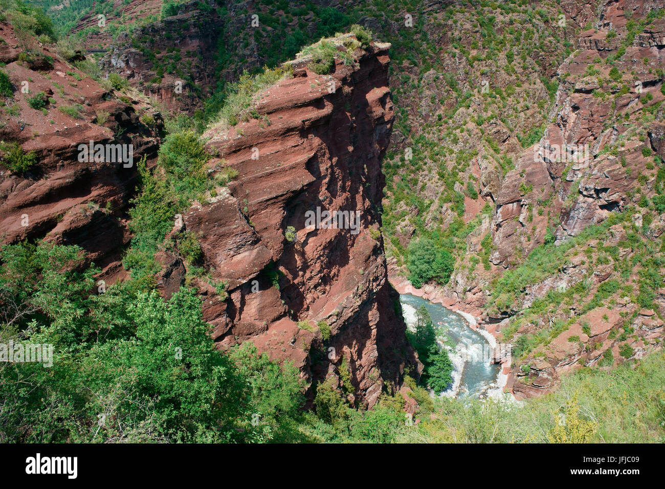 Ripida scogliera sopra il fiume Var. Gorges de Daluis, Guillaumes, della Riviera francese backcountry, Francia. Foto Stock