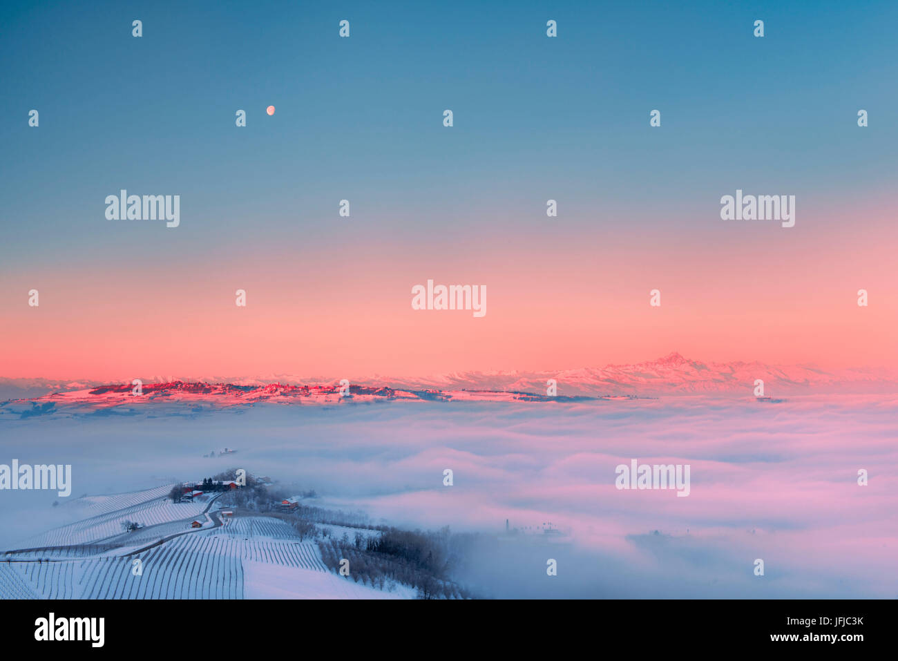 L'Italia, Piemonte, cuneese Langhe - winter sunrise Foto Stock