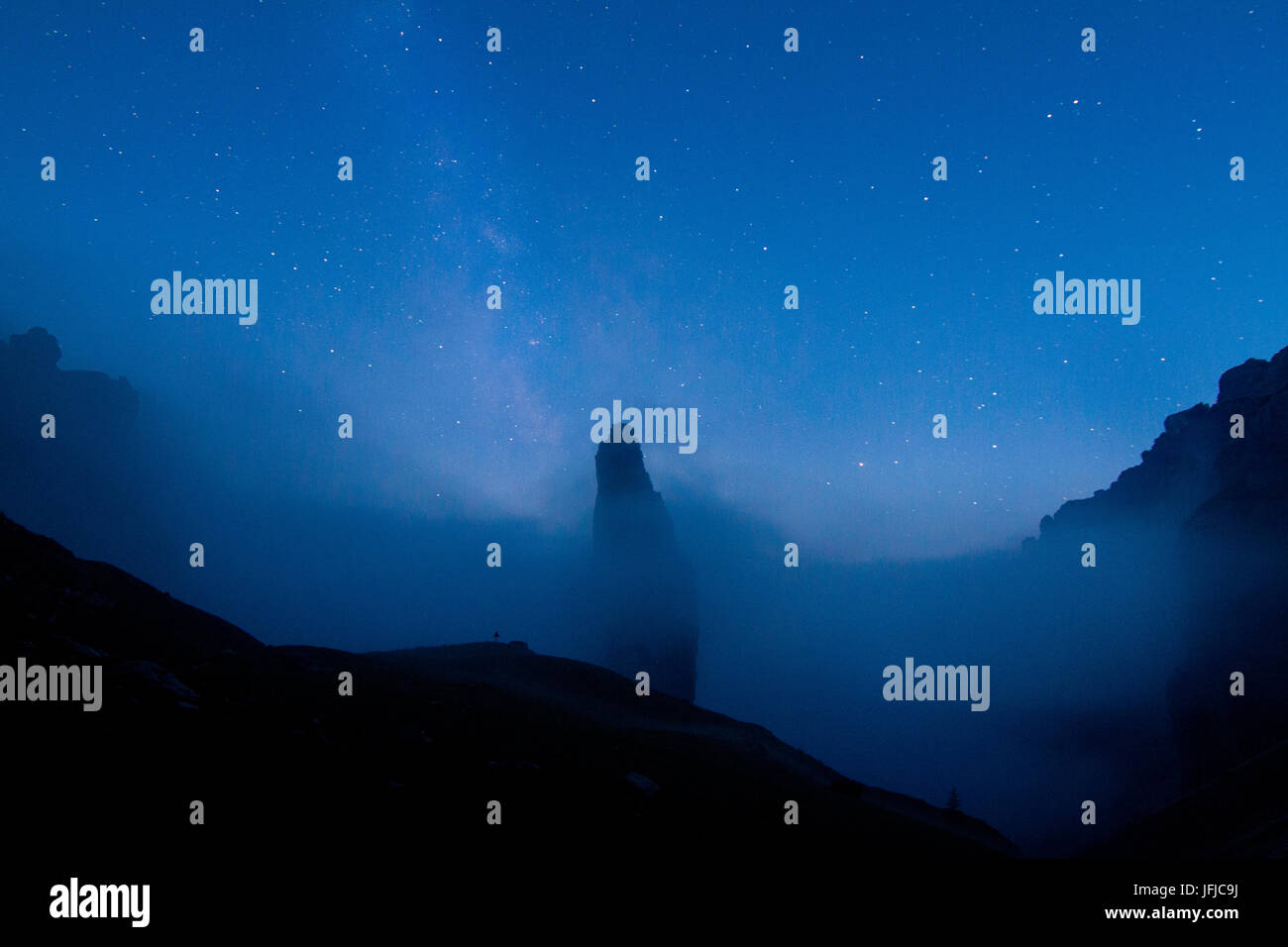 Il Campanile di Val Montanaia durante la notte sotto un cielo starring - Friuli - montagna italiana Foto Stock