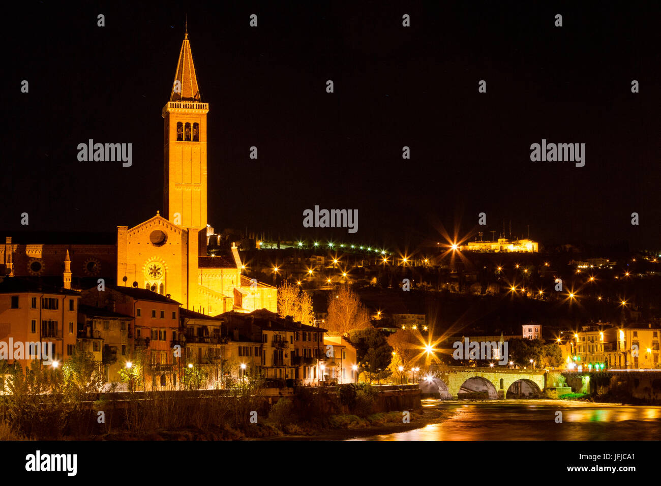 L'Europa, Italia, Veneto, Verona, le chiese e la città di notte Foto Stock