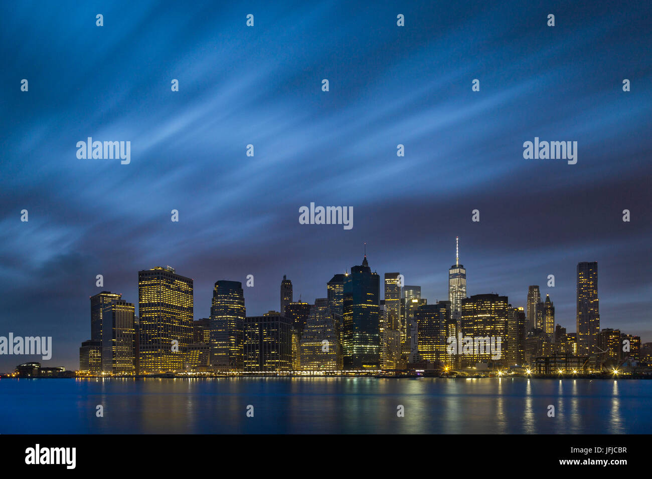 Inferiore dello skyline di Manhattan (Brooklyn, New York, New York, Stati Uniti d'America) Foto Stock