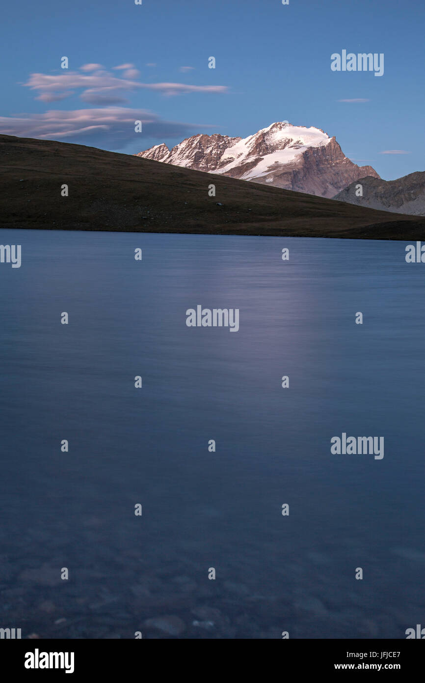 Tramonto sul lago Rosset ad una altitudine di 2709 metri, il parco nazionale del Gran Paradiso Foto Stock