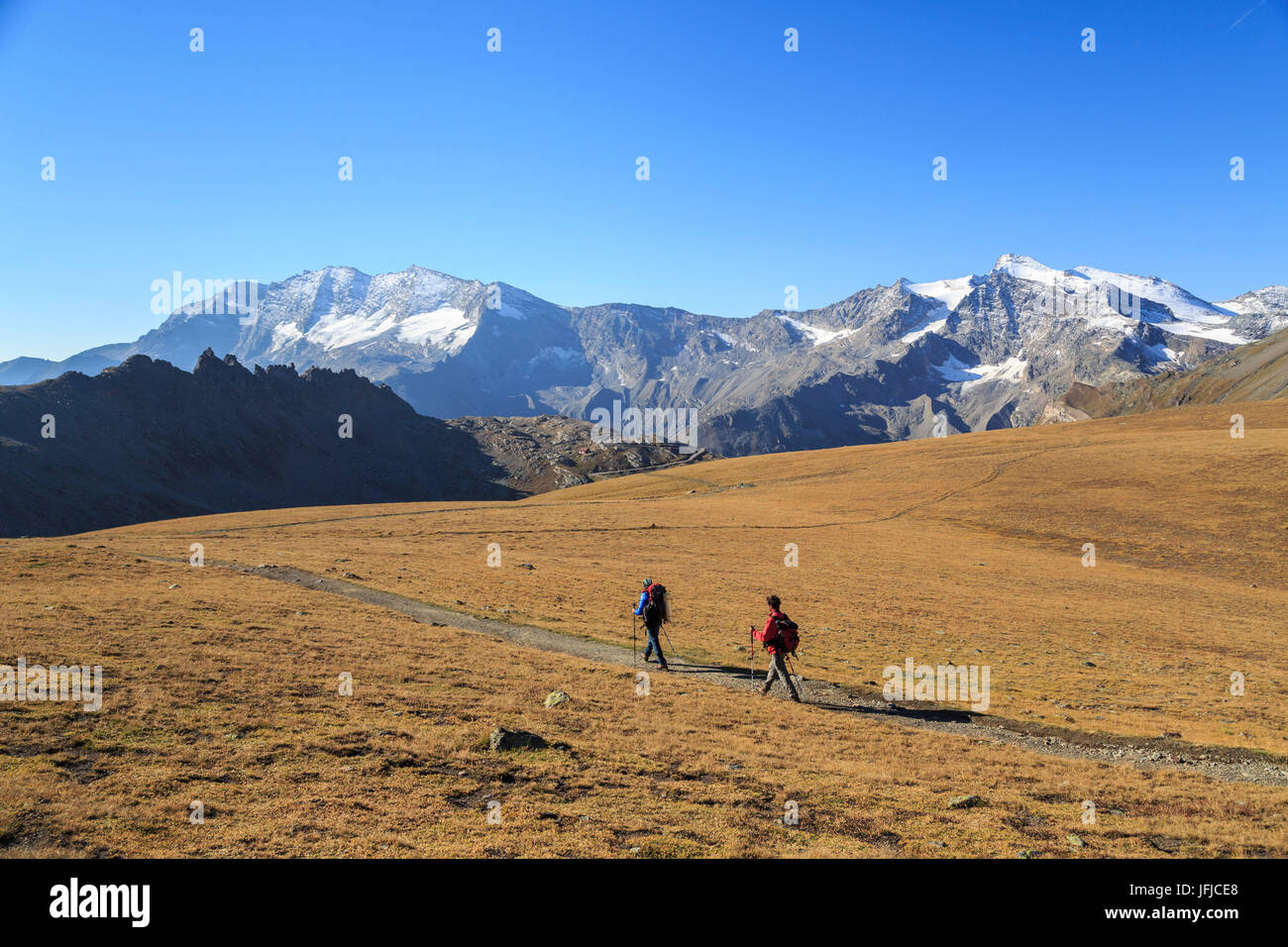Gli escursionisti wallking lungo il Colle del Nivolet, il parco nazionale del Gran Paradiso, Alpi Graie Foto Stock