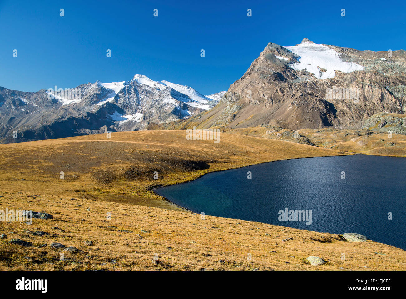 Le calme acque del lago Rosset ad una altitudine di 2709 metri, il parco nazionale del Gran Paradiso, Alpi Graie Foto Stock