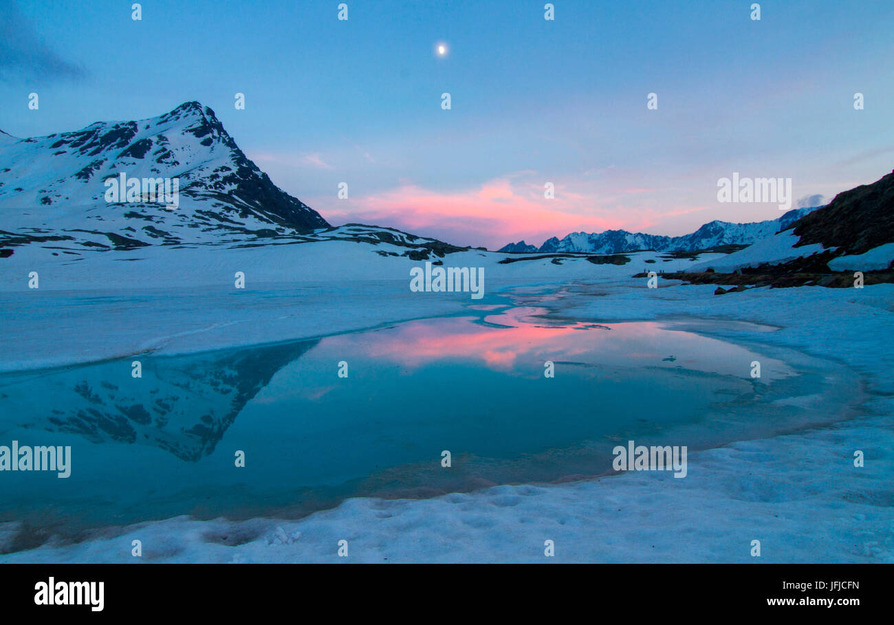 Passo Gavia lago durante la primavera scongelare la sera ore blu (Valtellina, Lombardia, Alpi), Foto Stock