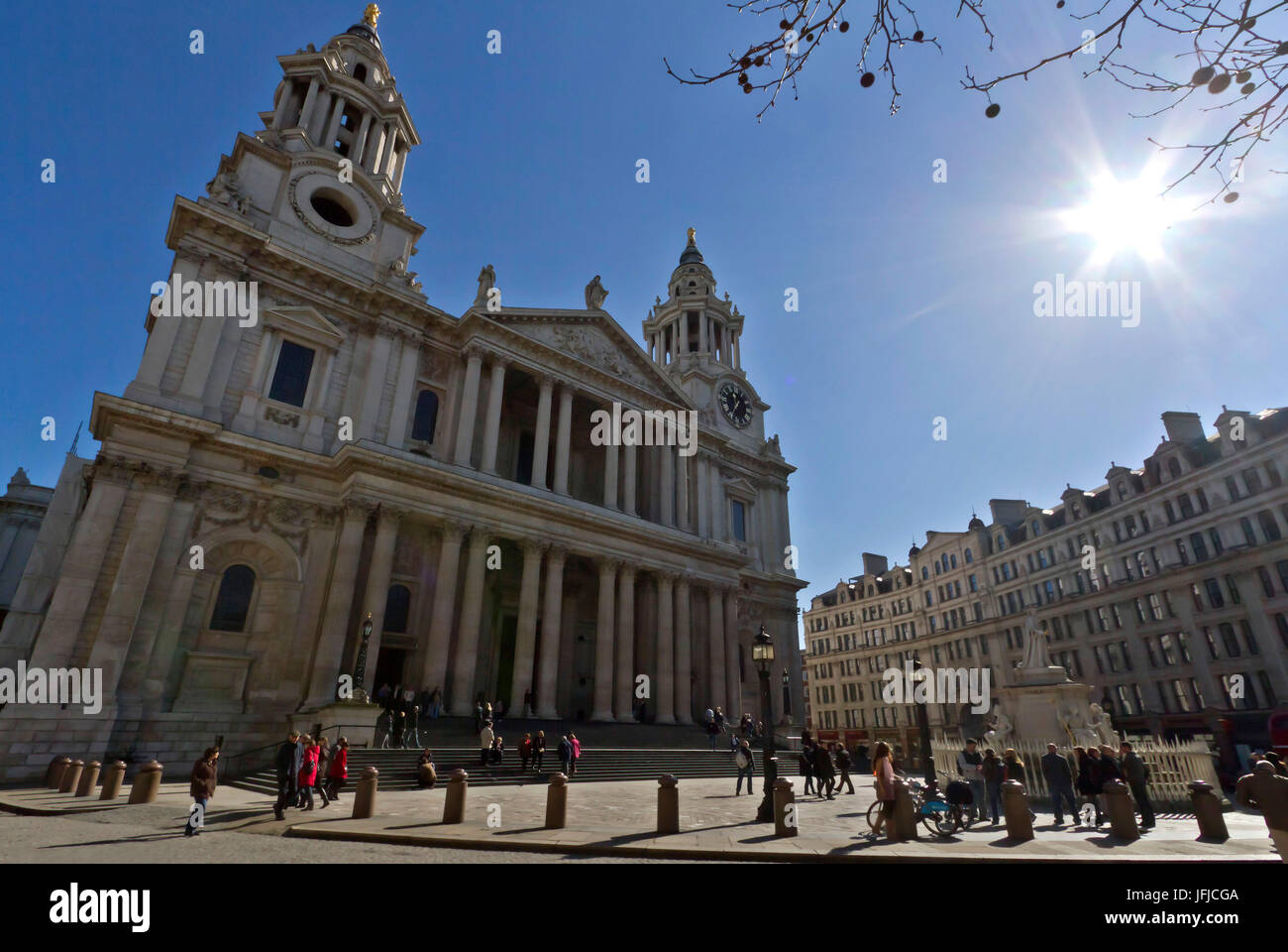 Il portico Occidentale della chiesa anglicana di san Paolo, la cattedrale, ricoperta di marmo bianco e visitato bymany turista a Londra, Inghilterra, Europa Foto Stock